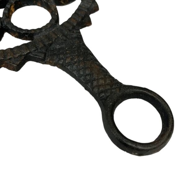 Vintage Cast Iron Handled Trivet Pot Holder Round Geometric Pattern Kitchen Art - Picture 3 of 5